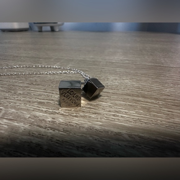 ✨Louis Vuitton Minimalist Pendent w Necklace✨ - Picture 7 of 13